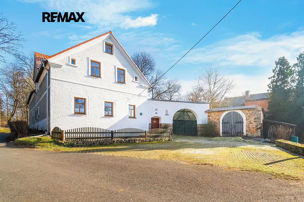 Prodej rodinného domu 300 m², pozemek 1859 m²